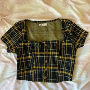 Cute hollister plaid top that goes great with high waisted jeans or skirts ! 💕